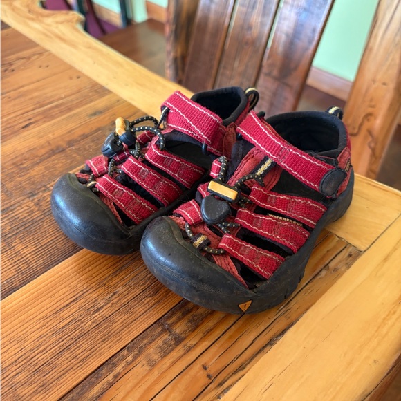 Keen toddler boys 8 Kids Red Outdoor Sandals webbing Velcro slip on shoes hiking - Picture 1 of 9